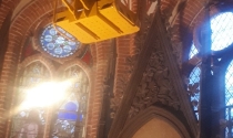 Spezialreinigung mit Hebebühne in einer Kirche.