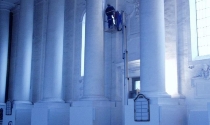 Sonderreinigung mit Personenlift in einer Kirche.