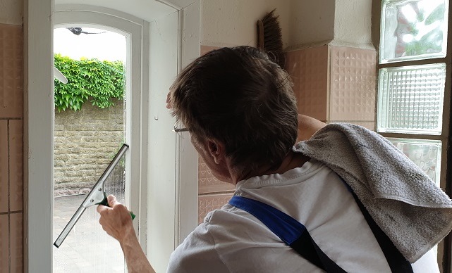 Auch keine Fenster werden gründlich geputzt.