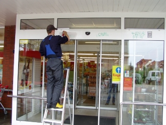 Grafitientfernung an einem Glaseingang.