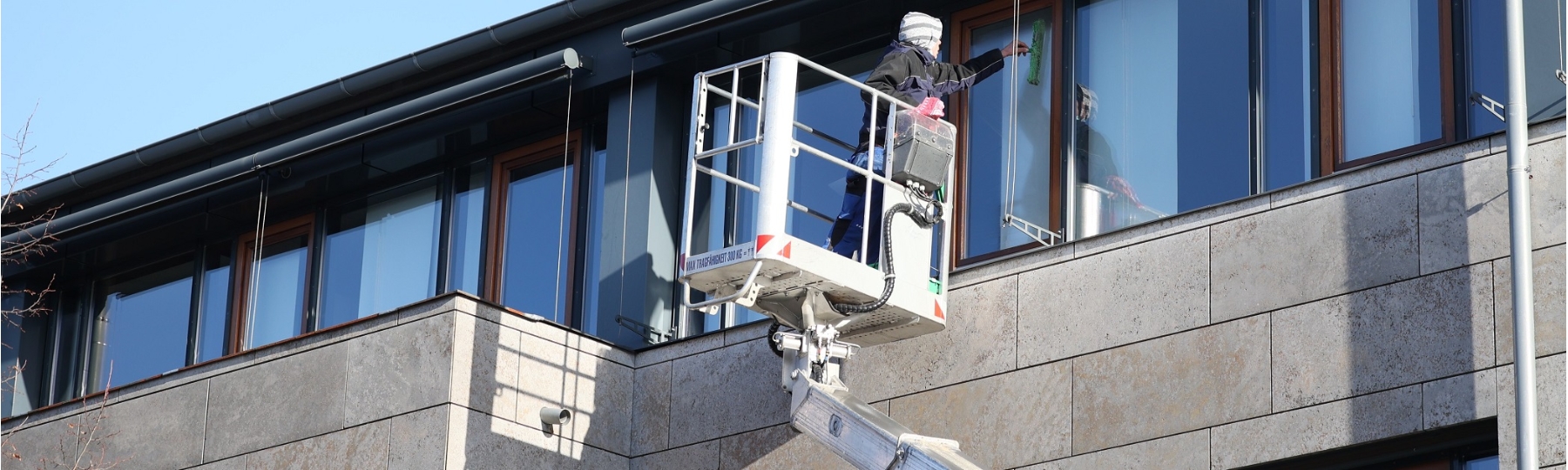 Glasreinigung mit Arbeitsbühne