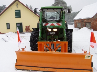 Traktor im Winterdiensteinsatz Traktor im Winterdiensteinsatz