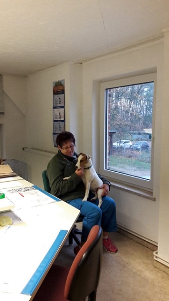 Vorarbeiterin Frau Hor mit dem Bürohund unserer Gebäudereinigung.